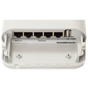 Detailansicht des MikroTik OmniTik 5 mit 5-Port Ethernet-Switch