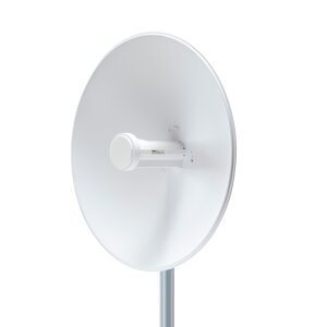 Montierte PowerBeam M2-400 an einem Mast