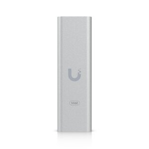 Ubiquiti USB-C Ethernet Adapter angeschlossen an einem Laptop