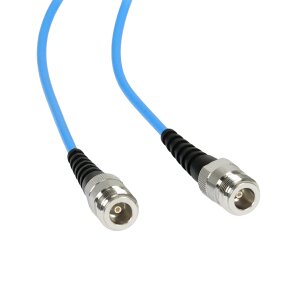 Detailaufnahme der N-Anschlüsse der 5G KPZ 8/9/8 Antenne