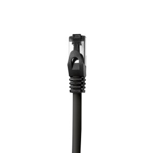 Detailaufnahme des geschirmten RJ45-Steckers mit...