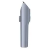 Lieferumfang des Xiaomi Hair Clipper 2 mit zwei Aufsteckkämmen, USB-C-Kabel und Zubehör.
