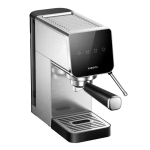 Nahaufnahme der leistungsstarken Dampflanze der Xiaomi Espressomaschine beim Aufschäumen von Milch für einen Cappuccino.