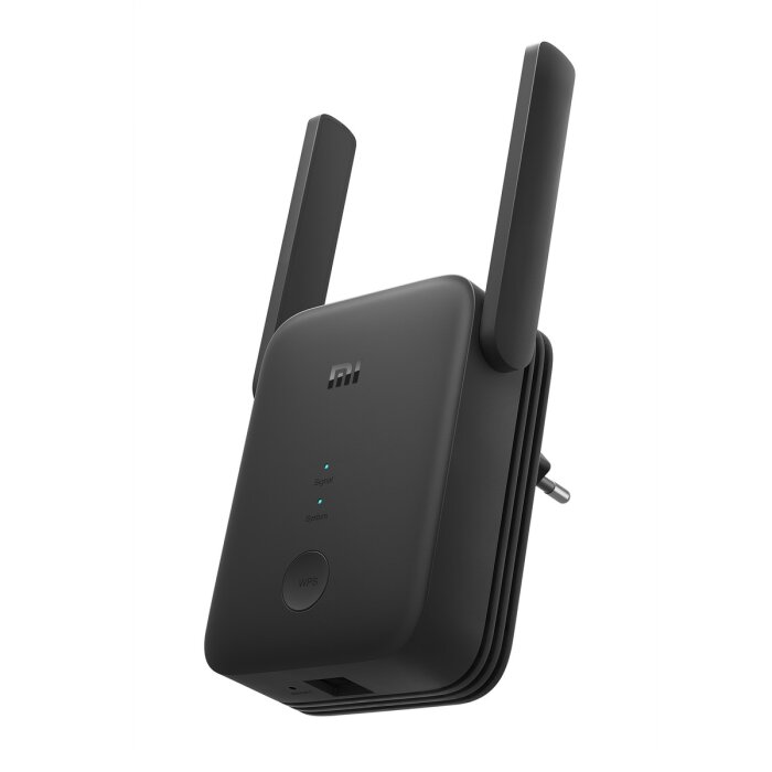 Xiaomi Mi WiFi Range Extender AC1200 in Mattschwarz, eingesteckt in einer Steckdose, mit leuchtender Smart Signal LED.