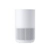 Kompakter Xiaomi Air Purifier 4 Compact steht auf einem Nachttisch in einem modernen Schlafzimmer und sorgt für saubere Luft.