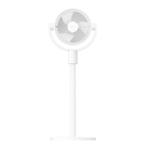 Xiaomi Smart Standing Air Circulation Fan EU in einem modernen Wohnzimmer, zeigt das weiße Design und die 3D-Luftzirkulation.