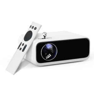 Lieferumfang des Wanbo Mini Pro WPE01: Der Projektor mit Fernbedienung und Netzteil auf weißem Hintergrund.