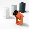 Der Wanbo Cube 1 Smart-Projektor mit Android TV und der Fernbedienung mit Google Assistant.