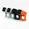 Projiziertes Bild des Wanbo Cube 1 zeigt die Android TV 11 Oberfläche mit Netflix-App.