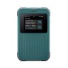 Acer Connect Enduro M4 5G MiFi-Router lädt ein Smartphone über seine 8000-mAh-Powerbank-Funktion auf.
