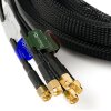 Nahaufnahme der 3 goldenen SMA-Stecker deines Poynting Kabels, perfekt für die LTE- und 5G-Verbindung deines Routers.
