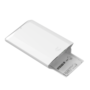 Teltonika OTD500 5G Outdoor-Router montiert an einer Außenwand, symbolisiert zuverlässige Konnektivität in abgelegenen Gebieten.