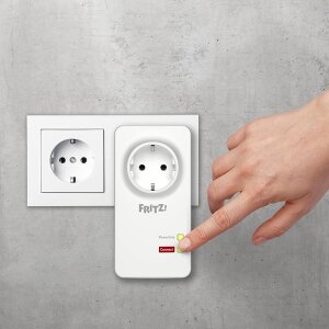 FRITZ!Powerline 1220 mit angeschlossenen LAN-Kabeln für Heimnetzwerk