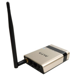 R&uuml;ckseite mit WAN / LAN Port, 12V Anschluss und externer WLAN Antenne