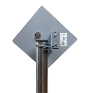 Ansicht der Rückseite mit Reflektor und N-Buchse