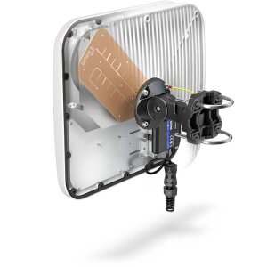 QuMax XR LTE Antenne an einem Mast montiert, optimiert für Signalverstärkung in ländlichen Gebieten.