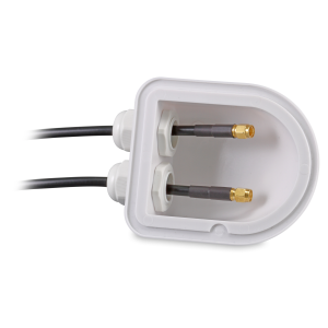 Beispielansicht der Unterseite mit zwei durchgeführten Koax-Kabeln